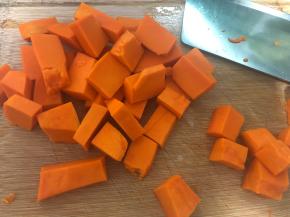 1.把南瓜去皮切成块