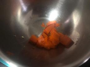 把蒸熟的南瓜弄成泥