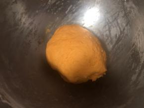 6.混合成团，盖上保鲜膜醒发半个小时