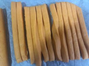 8.用刀切成小段适合宝宝拿的