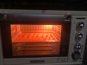 10.放入事先预热好的烤箱170度15分钟左右，如果上色重了可以盖锡纸