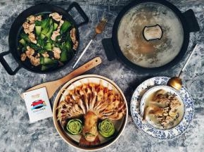 孔雀开屏鱼上台后，立刻吸引所有人关注，哈哈~自己都错觉以为是大厨了