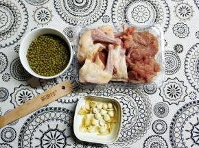 1、白鸽斩成6块，瘦肉洗净后切片后焯水备用
