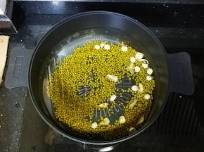 4、水开后放入莲子、百合、绿豆煲10分钟
