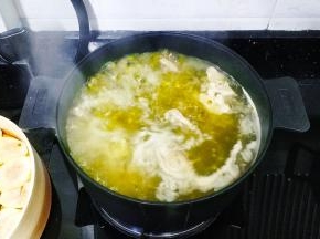 5、10分钟后放入白鸽、瘦肉片大火煲15分钟
