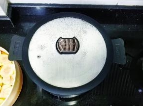 6、盖上盖子转中小火煲40分钟（在煲的期间可撇去浮在汤面上的绿豆衣，但绿豆衣有清热之效，通常也可不用去掉，看各人需要而定了。）
