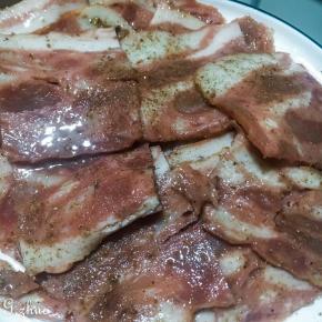 培根切段，撒上椒盐粉，孜然粉，少许食盐拌匀腌制20分钟