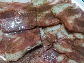 培根切段，撒上椒盐粉，孜然粉，少许食盐拌匀腌制20分钟