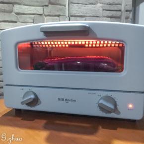 茄子洗净，擦干水份，刷少许玉米油，放入东菱DL-3706烤箱200度烘烤25分后至表面明显软烂即可。