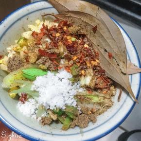 把配方中的配料一同放入小碗中，姜，蒜要切沫，辣椒粉根据个人口味适当调整。