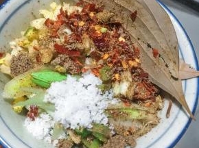 把配方中的配料一同放入小碗中，姜，蒜要切沫，辣椒粉根据个人口味适当调整。