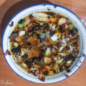 起锅烧油，油9成热后倒入小碗的配料中拌匀，