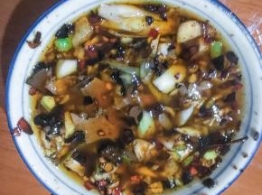 起锅烧油，油9成热后倒入小碗的配料中拌匀，