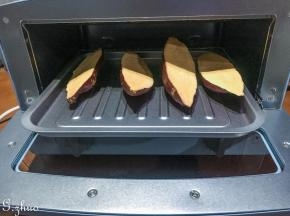 准备好两个中小个红薯，洗净对半切开，东菱DL-3706烤箱，180度烘烤一个小时（也可以放小锅蒸熟）