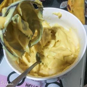 熟透的红著挖出，尽量不要把外层给挖破了，加入白糖黄油牛奶，压成泥，（我用的是料理棒）