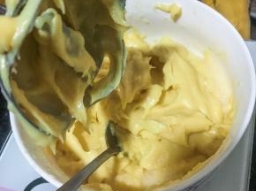 熟透的红著挖出，尽量不要把外层给挖破了，加入白糖黄油牛奶，压成泥，（我用的是料理棒）