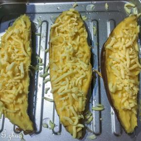 再装回红薯皮中，表面撒上芝士碎。