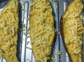 再装回红薯皮中，表面撒上芝士碎。