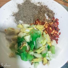 把配料一同混合。