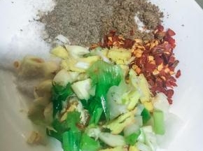 把配料一同混合。