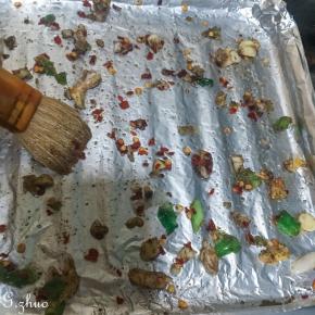 东菱DL-3706烤箱，烤盘铺上锡纸，抹上一层色拉油，刷上混合好的配料