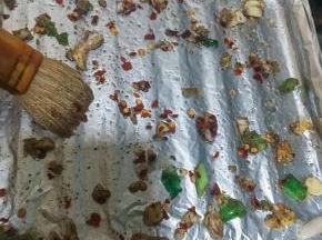 东菱DL-3706烤箱，烤盘铺上锡纸，抹上一层色拉油，刷上混合好的配料