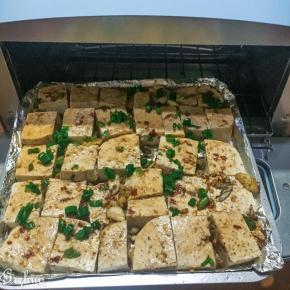 东菱DL-3706烤箱，烤盘铺上锡纸，抹上一层色拉油，刷上混合好的配料