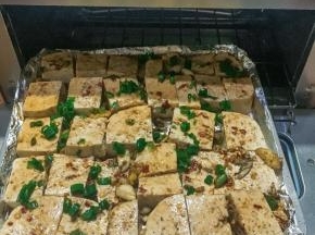 东菱DL-3706烤箱，烤盘铺上锡纸，抹上一层色拉油，刷上混合好的配料