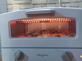 放进烤箱，180度，35分钟即可，