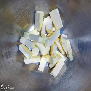 黄油切小块软化，用手指轻按能按下的状态，