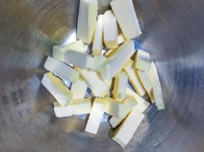 黄油切小块软化，用手指轻按能按下的状态，