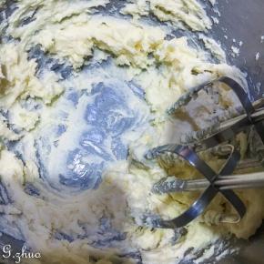 加入糖粉，打匀，无需打发，打匀即可，