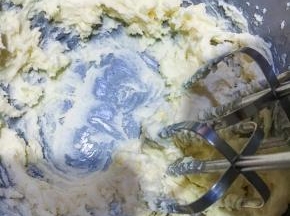 加入糖粉，打匀，无需打发，打匀即可，