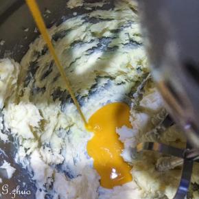 蛋液分两次加入，打匀一次加入第二次，