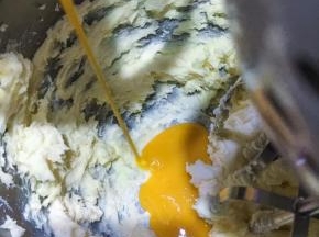 蛋液分两次加入，打匀一次加入第二次，