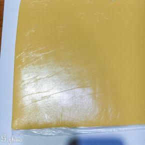 装入保鲜袋，用擀面杖擀至4-5毫米的厚度，放入冰箱冷冻层定形15分钟即可