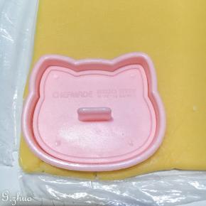 15分钟后取出，剪开保鲜膜，用模具按压出形状，