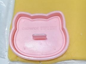 15分钟后取出，剪开保鲜膜，用模具按压出形状，