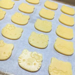 移至放好油纸的烤盘中。饼干之间需要留有一定的缝隙，避免粘连。