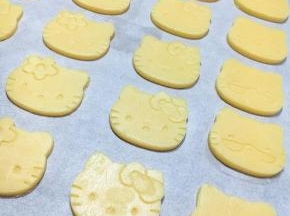 移至放好油纸的烤盘中。饼干之间需要留有一定的缝隙，避免粘连。