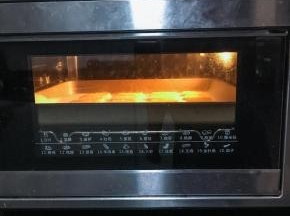 东菱烤箱上下火150度，中层烘烤17分钟即可出炉