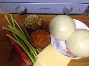 准备食材，榨菜切碎