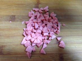 火腿肠切成小丁