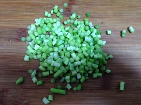蒜苔切成小丁