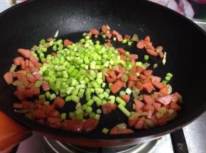 最后倒入蒜薹丁炒匀关火冷却