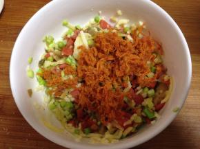 盛入容器加入马苏里拉碎、肉松、孜然粉拌匀