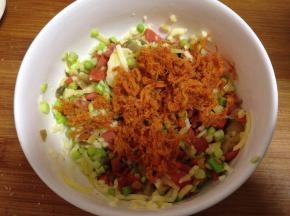 盛入容器加入马苏里拉碎、肉松、孜然粉拌匀