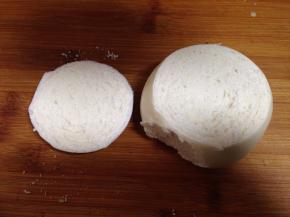 馒头用刀平着切去顶部