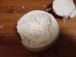 用勺子掏空里面，不要挖透底部也不要把馒头外壁掏的太薄