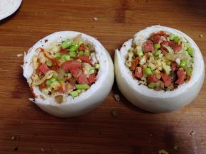 把拌好的馅料填满馒头内部压实